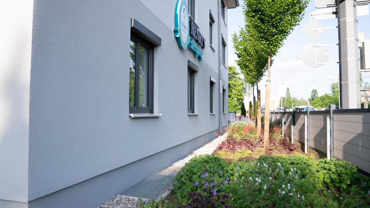 Henrys Sleeping Am Augsburger Eiskanal Exteriér fotografie