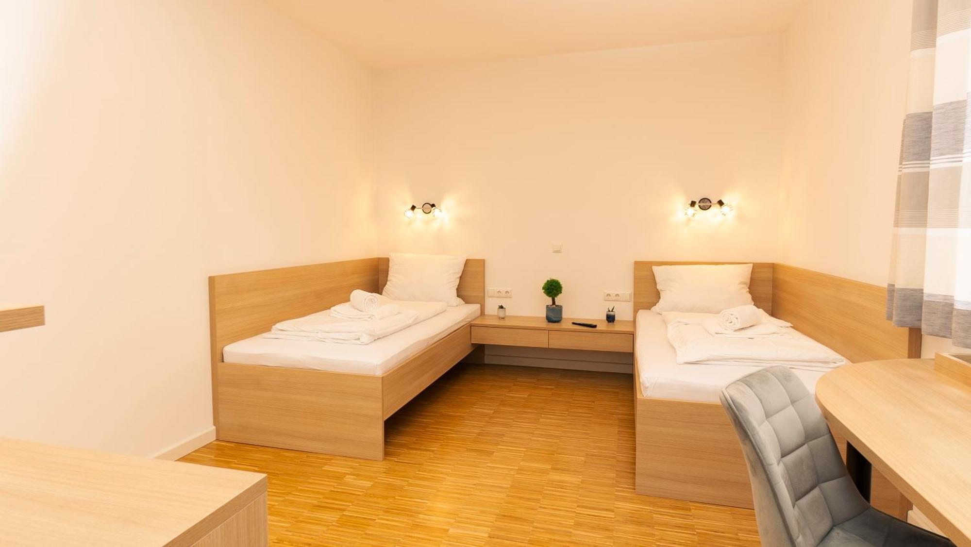 Henrys Sleeping Am Augsburger Eiskanal Exteriér fotografie