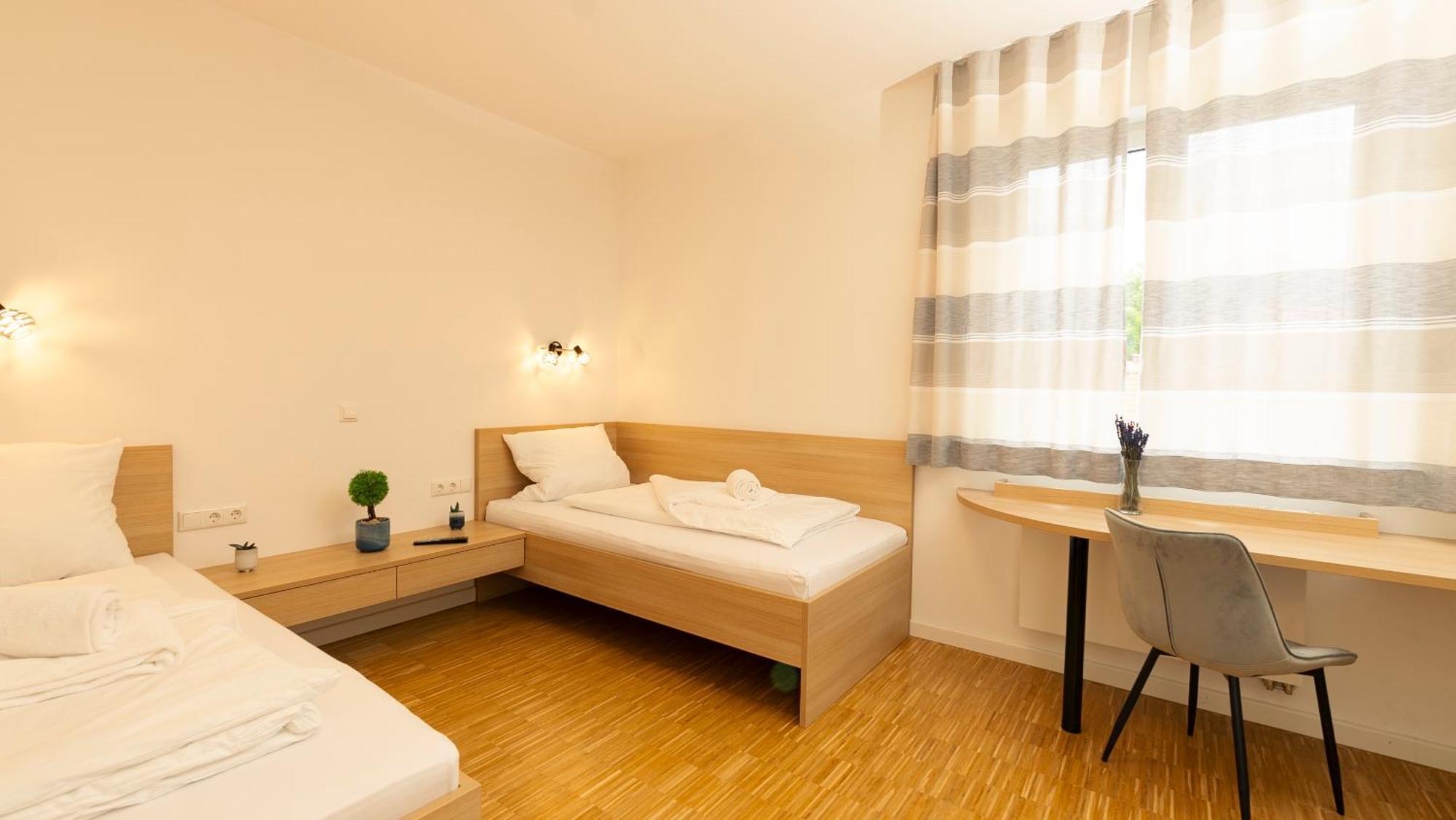 Henrys Sleeping Am Augsburger Eiskanal Exteriér fotografie